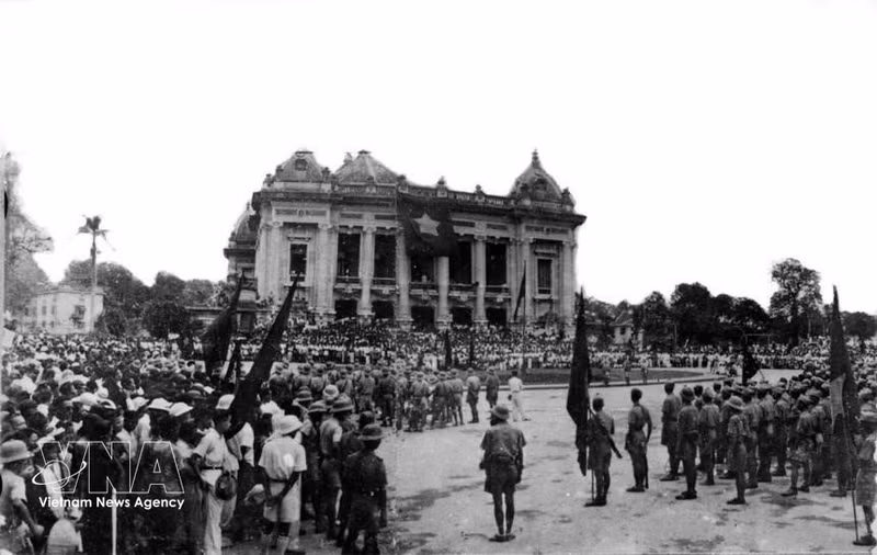El 19 de agosto de 1945, decenas de miles de habitantes de Hanói y de las provincias vecinas se dirigieron hacia la plaza frente a la Ópera de Hanói para participar en un multitudinario mitin revolucionario y responder al llamamiento al levantamiento general para tomar el poder.