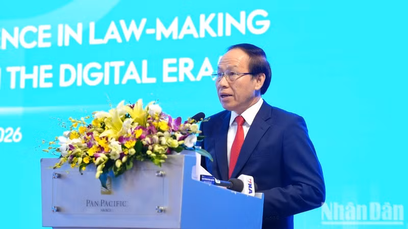 El viceprimer ministro de Vietnam Le Tien Chau habla en el foro.