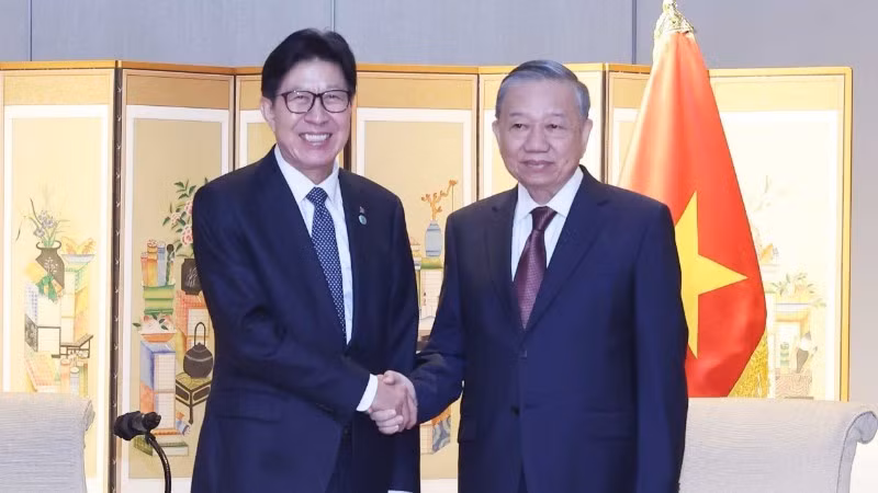 El secretario general del Partido Comunista de Vietnam, To Lam, recibe al alcalde de Busan, Park Heong-joon. (Foto: VNA)