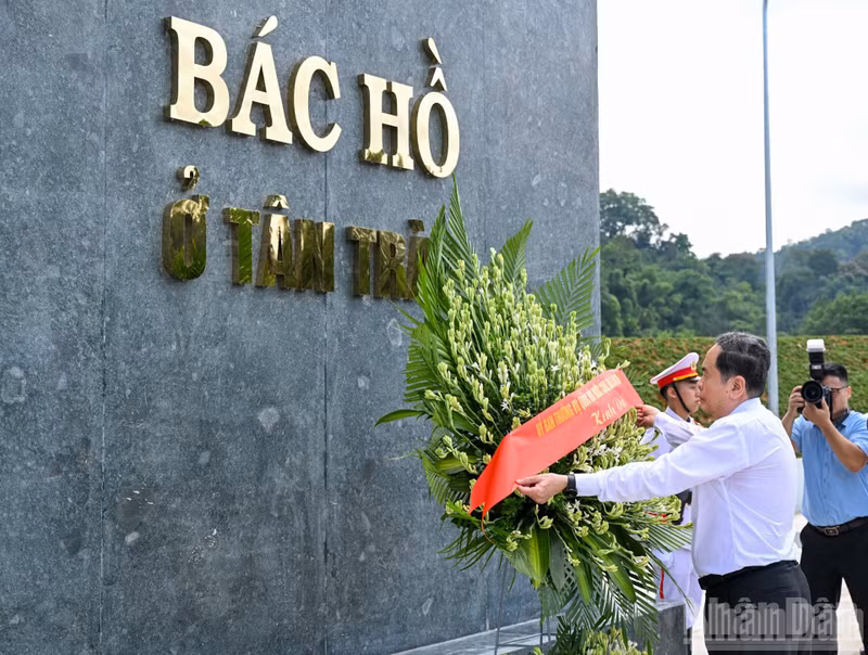 El presidente de la Asamblea Nacional, Tran Thanh Man, rinde homenaje al Presidente Ho Chi Minh. (Foto: Nhan Dan)