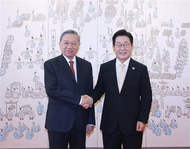 El secretario general del Partido Comunista de Vietnam, To Lam, y el presidente surcoreano, Lee Jae Myung. (Foto: VNA)