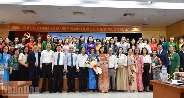 El comité organizador toma una foto con los profesores participantes del curso. (Foto: Nhan Dan)