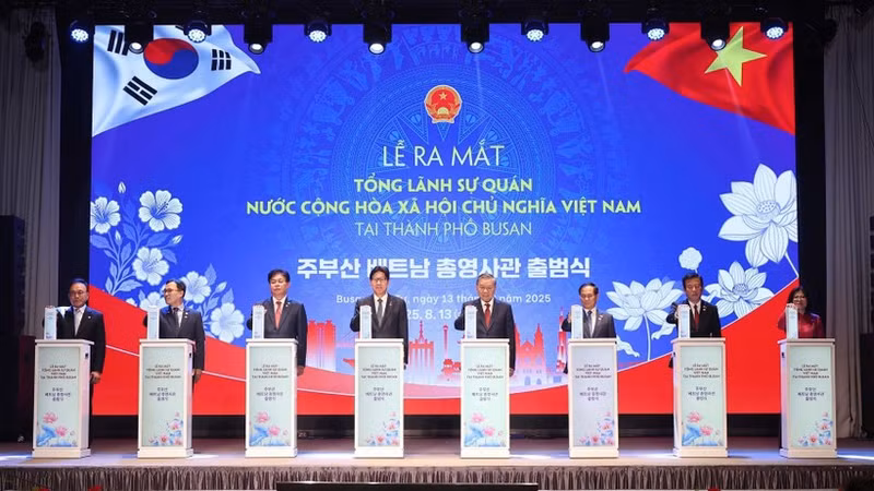 El secretario general del Partido Comunista de Vietnam, To Lam, y delegados en la inauguración. (Foto: VNA)