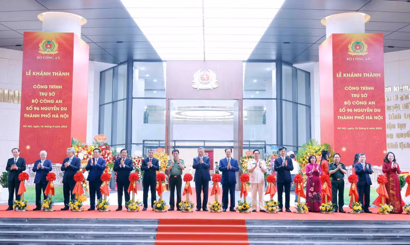 Los delegados inauguran la sede del Ministerio de Seguridad Pública. (Foto: Nhan Dan)