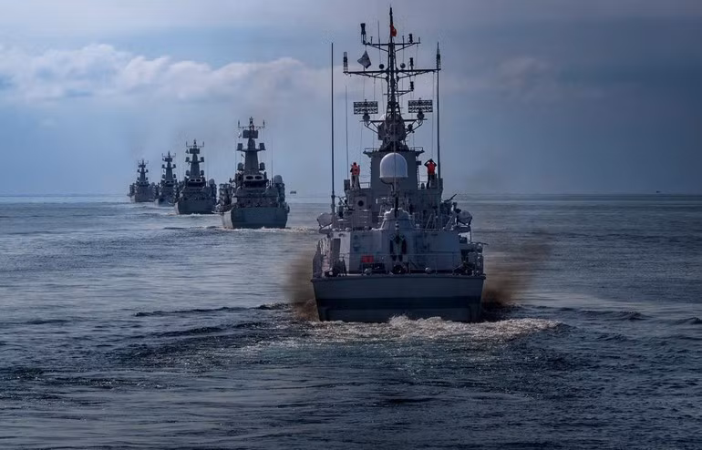 Los buques de la Armada en plena práctica.