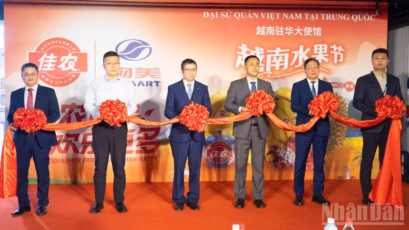 En la ceremonia de inauguración del Día de los Productos Vietnamitas y el Festival de la Fruta Vietnamita en China. Foto: VNA. (Foto: Nhan Dan)