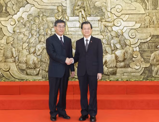 El subjefe de la Comisión de Asuntos Internos del Comité Central del PCV, Le Hong Quang, y el subsecretario general Wang Yixing de la Comisión de Asuntos Políticos y Jurídicos del Comité Central del Partido Comunista de China (Foto: VNA)