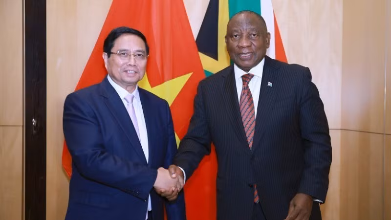 El primer ministro Pham Minh Chinh y el presidente sudafricano Matamela Cyril Ramaphosa. (Foto: VNA)
