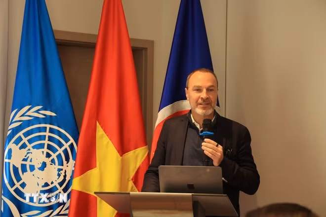 Aymeric Jung, asesor de inversión de impacto y economía regenerativa, participa en el seminario. Foto: VNA