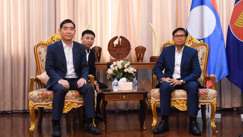 El embajador vietnamita en Tailandia, Pham Viet Hung, y su similar laosiano, Sisavath Inphachanh, en el encuentro. (Foto: Nhan Dan)