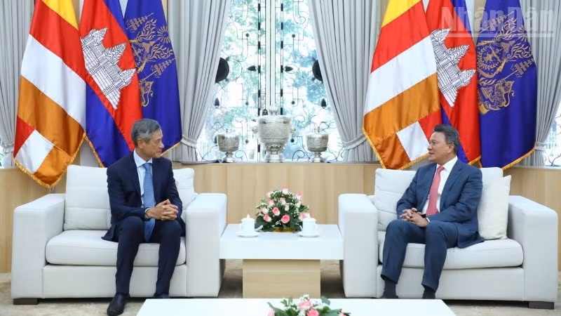 El embajador de Vietnam en Camboya, Nguyen Minh Vu, se reúne con Sun Chanthol, viceprimer ministro y primer vicepresidente del Consejo de Desarrollo de Camboya. (Foto: Nhan Dan)