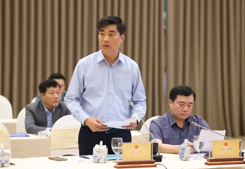 El jefe de la Oficina y portavoz del Ministerio de Construcción, Nguyen Tri Duc, habla en el evento. (Foto: VGP)