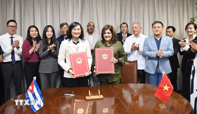 Firma del acta de la reunión (Foto: VNA)