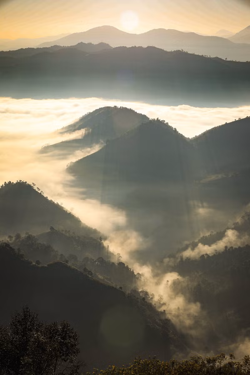 Mágica imagen natural del amanecer en el paso de Keo Lom.