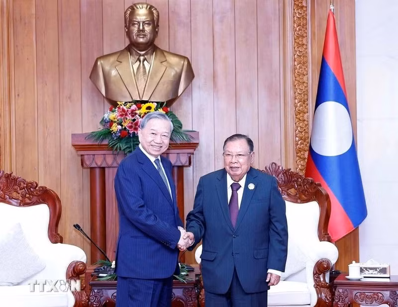 El secretario general del Partido Comunista de Vietnam, To Lam, y el exsecretario general del Partido Popular Revolucionario de Laos y expresidente del país, Bounnhang Vorachith. (Foto: VNA)
