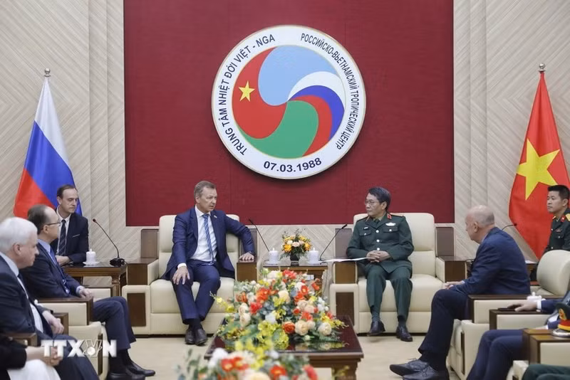 El director del Centro Tropical Vietnam-Rusia, Dang Hong Trien, recibe al vicepresidente primero del Consejo de la Federación de Rusia, Andrey Vladimirovich Yatskin. (Foto: VNA)