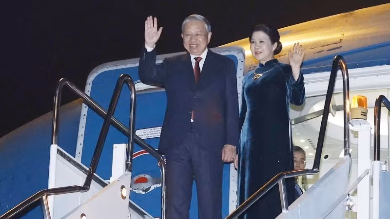 El secretario general del Partido Comunista de Vietnam, To Lam, y su esposa Ngo Phuong Ly, concluyen con éxito su visita de Estado a Laos. (Foto: VNA)