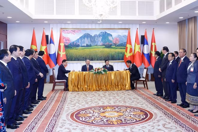 El secretario general del Partido Comunista de Vietnam, To Lam, y el secretario general del Partido Popular Revolucionario y presidente de Laos, Thongloun Sisoulith, presencian la firma del acuerdo entre los dos Burós Políticos. (Foto: VNA)