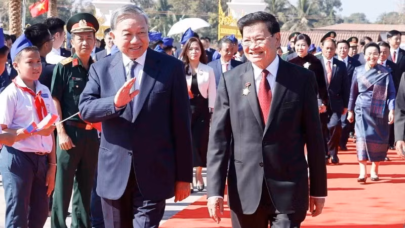 El secretario general del Partido Comunista de Vietnam, To Lam, y el secretario general del Partido Popular Revolucionario y presidente de Laos, Thongloun Sisoulith, en la ceremonia. (Foto: VNA)