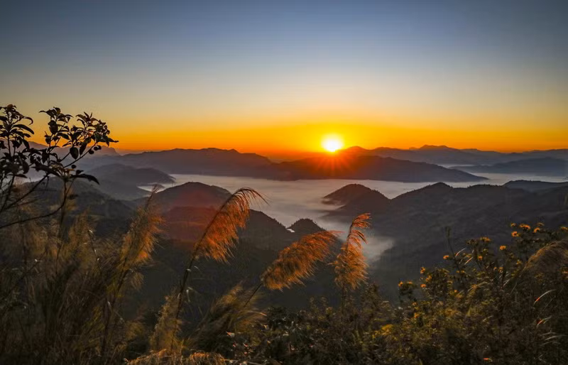 Los primeros rayos de sol en el paso de Keo Lom.