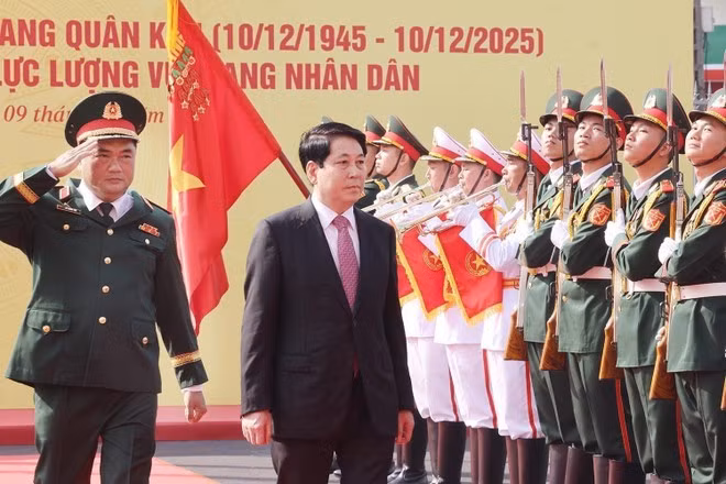 El presidente Luong Cuong pasa revista a la guardia de honor. Foto: VNA