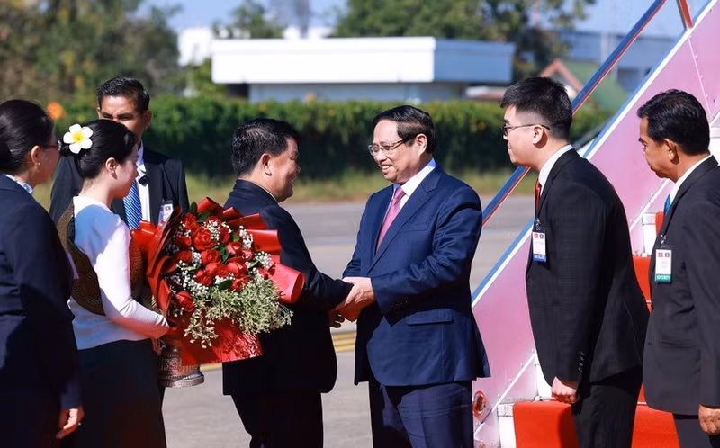 El primer ministro de Vietnam, Pham Minh Chinh, arriba al aeropuerto internacional de Wattay, en Vientián, para comenzar una visita de trabajo a Laos. (Foto: VNA)