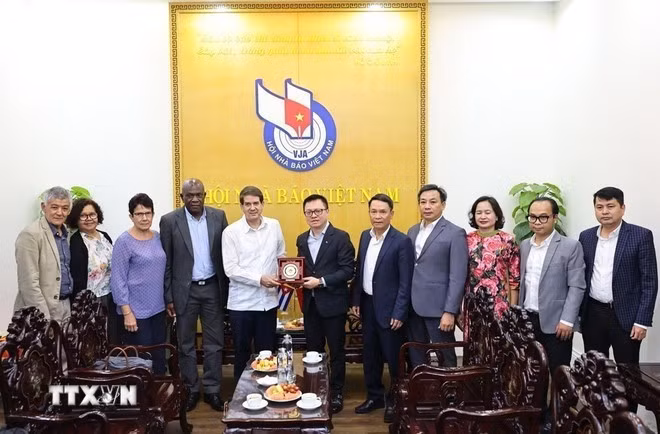doan-hang-thong-tan-prensa-latina-cuba-lam-viec-voi-hoi-nha-bao-viet-nam-3.jpg