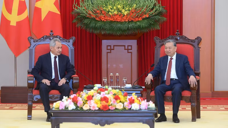 El secretario general del Partido Comunista de Vietnam, To Lam, y Sergey Shoigu, secretario del Consejo de Seguridad de Rusia. (Foto: Nhan Dan)