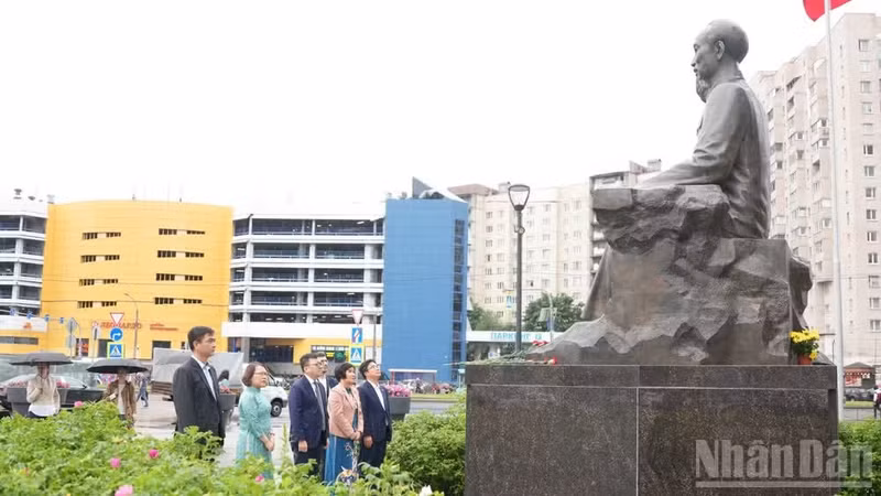 La delegación del periódico Nhan Dan rinde tributo al Presidente Ho Chi Minh en San Petersburgo.