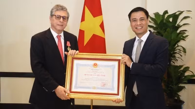 El embajador de Brasil en Vietnam, Marco Farani, recibe la Orden de la Amistad. (Foto: Cancillería)