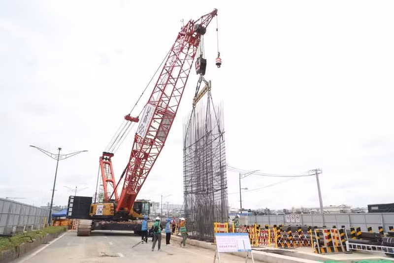Realizan el descenso de jaulas de acero. (Foto: VNA)