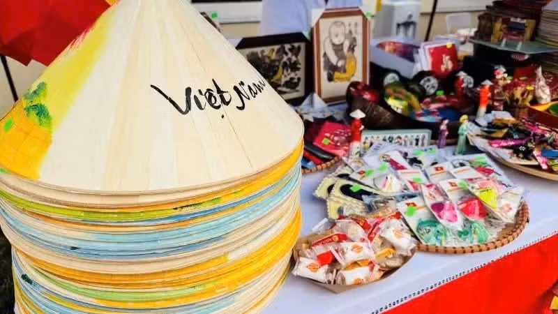 Presentan productos tradicionales de artesanía vietnamita. (Foto: Embajada de Vietnam en Eslovaquia)