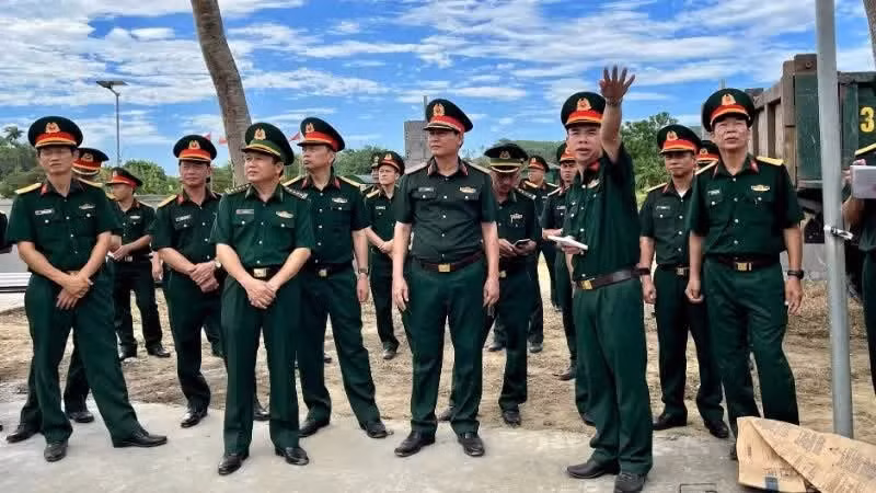El 23 de junio, una delegación del Estado Mayor de la Región Militar 4 encabezada por su subjefe, el brigadier general Le Van Vy, inspecciona las unidades de esa región militar que participarán en la organización del III Programa de Intercambio de Amistad de Defensa Fronteriza entre Vietnam y Laos en Nghe An.
