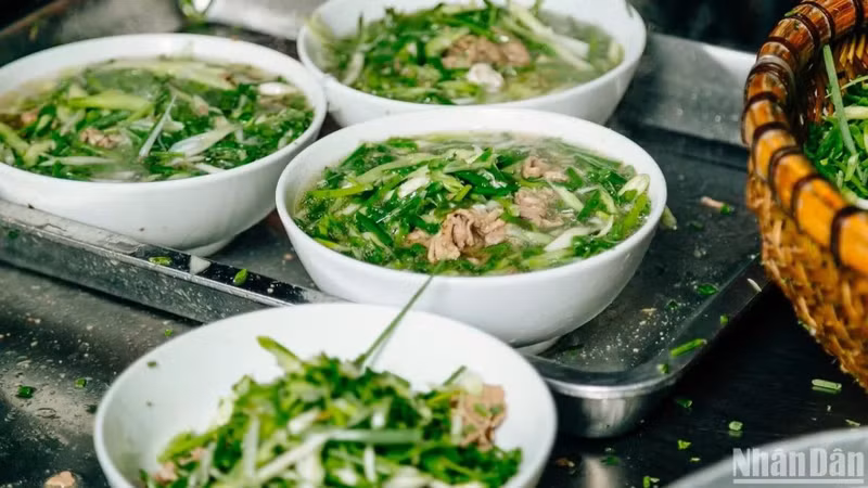 El pho, un famoso plato tradicional vietnamita, es muy apreciado por los visitantes internacionales (Foto: Nhan Dan)