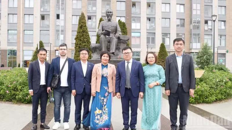 La delegación del periódico Nhan Dan rinde tributo al Presidente Ho Chi Minh en San Petersburgo. (Foto: Nhan Dan)