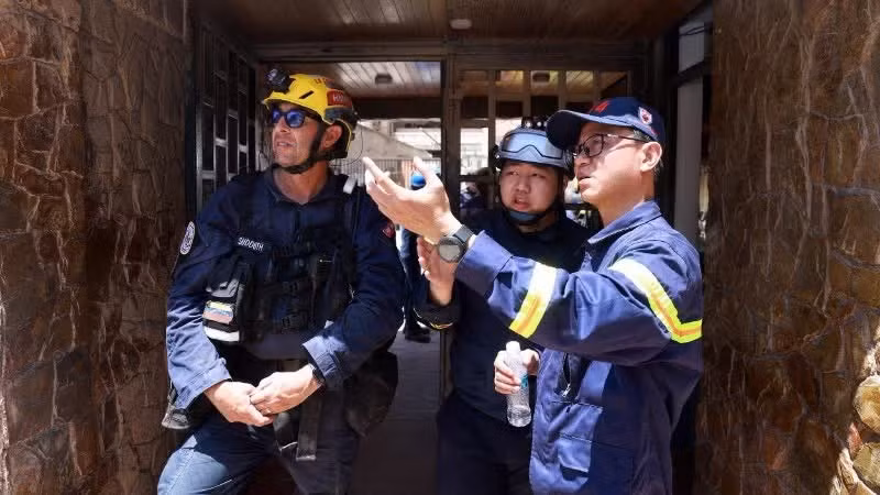 El coronel Pham Hung Duong, subdirector del Departamento de Policía de Prevención de Incendios, Lucha contra Incendios y Rescate, intercambia experiencias sobre operaciones de búsqueda y rescate con expertos estadounidenses.