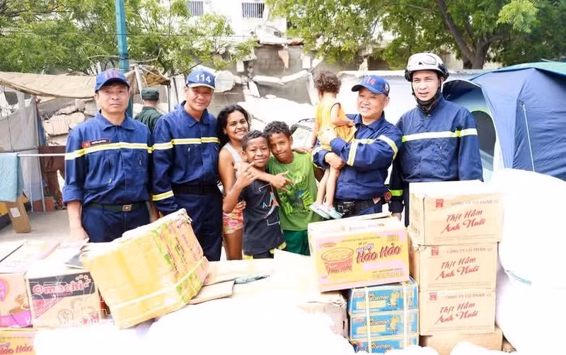 Brigada de Vietnam entrega aistencia de primera necesidad para victimas del terremono en Venezuela. (Foto: VNA)