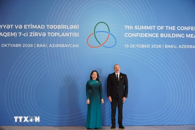 El presidente de Azerbaiyán, Ilham Aliyev, da la bienvenida a la vicepresidenta de Vietnam, Vo Thi Anh Xuan. (Foto: VNA)