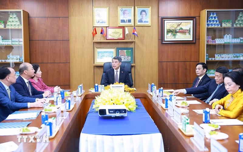 El primer ministro vietnamita, Le Minh Hung, sostiene un encuentro con gerentes de Vinamilk. (Foto: VNA)