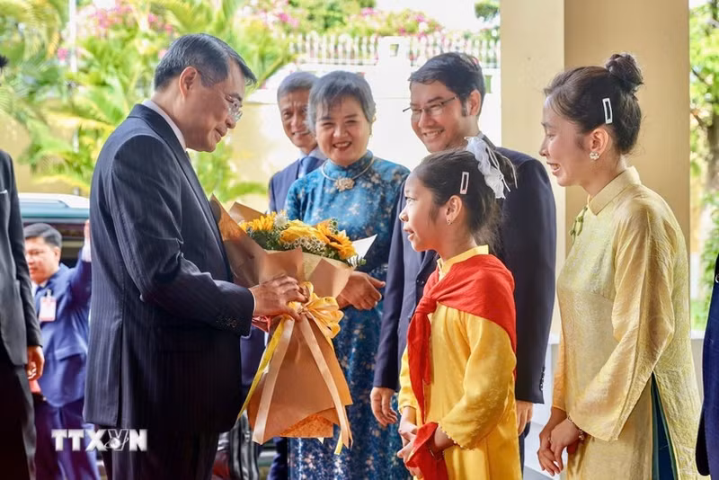 El primer ministro vietnamita, Le Minh Hung, se reúne con representantes de la comunidad connacional en Camboya. (Foto: VNA)