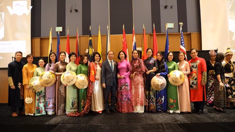 El embajador Nguyen Quoc Dung, su esposa y funcionarios de la Embajada de Vietnam en Estados Unidos en el evento. (Foto: VOV)