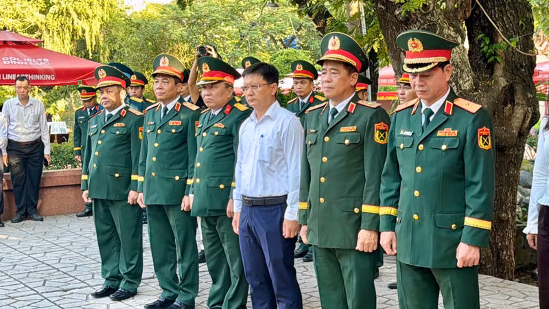 En el ensayo general participan Nguyen Manh Cuong, vicepresidente del Comité Popular de Ciudad Ho Chi Minh y jefe del Comité Directivo municipal para la Búsqueda, Recuperación e Identificación de Restos de Mártires, y dirigentes del Alto Mando Militar de la metrópoli. (Foto: cand.vn)