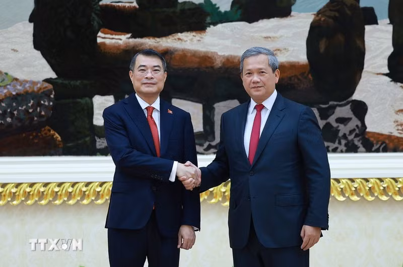 Premier vietnamita Le Minh Hung y su homólogo laosiano, Hun Manet. (Foto: VNA)