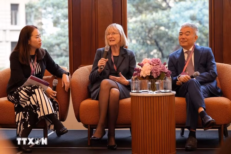 La doctora Le Thu Huong, presidenta del Consejo Asesor del AVPI (izquierda), la embajadora de Australia en Vietnam, Gillian Bird, y el cónsul general de Vietnam en Sídney, Nguyen Thanh Tung (derecha), participan como ponentes en la conferencia. (Foto: VNA)