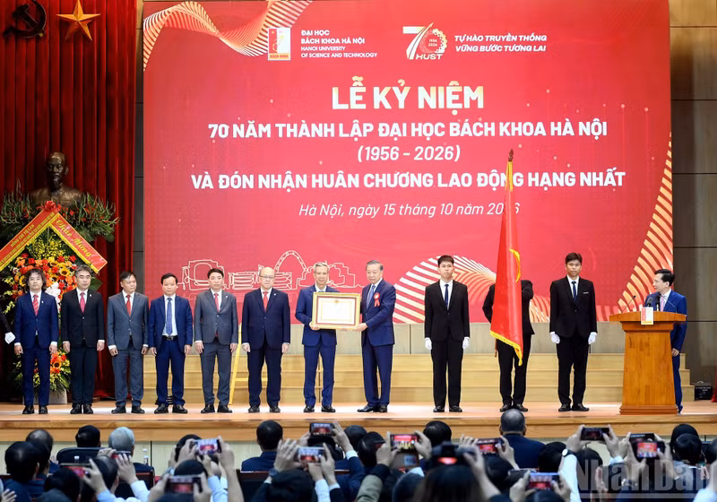 El secretario general del Partido Comunista y presidente de Vietnam, To Lam, entrega la Orden del Trabajo de primera clase a la Universidad de Ciencia y Tecnología de Hanói. (Foto: Nhan Dan)