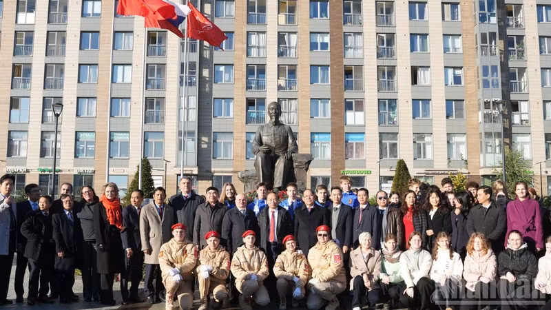 Delegados depositan flores ante el monumento al Presidente Ho Chi Minh en San Petersburgo. (Foto: Nhan Dan)