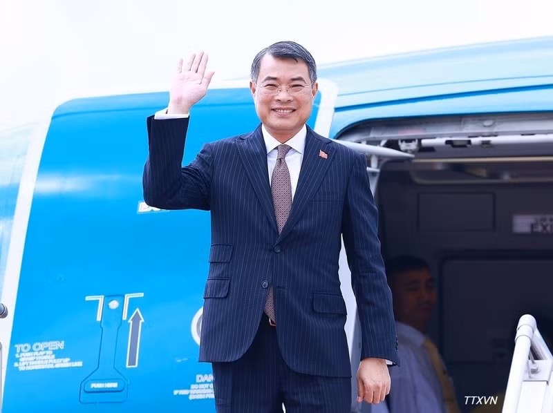 El primer ministro de Vietnam, Le Minh Hung, parte de Phnom Penh, concluyendo con éxito su visita oficial a Camboya. (Foto VNA)