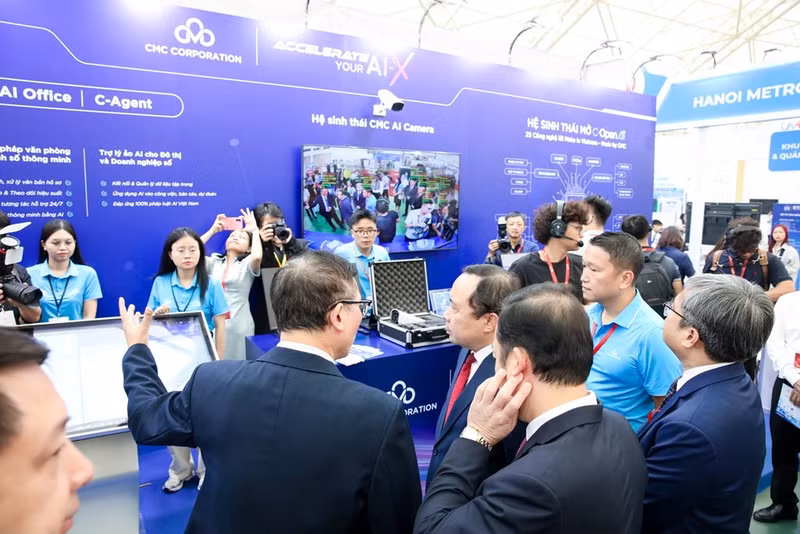 Los delegados exploran el ecosistema de soluciones de IA "Make in Vietnam, Made by CMC". (Foto: VNA)