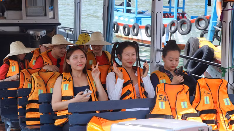 Turistas surcoreanos exploran las islas de Nha Trang. (Foto: VNA)