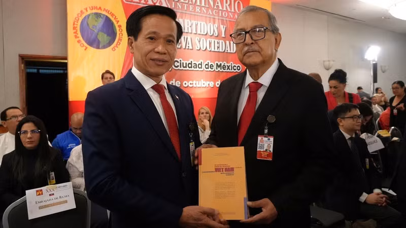 El subdirector de la Academia Nacional de Política Ho Chi Minh, Hoang Phuc Lam, entrega el libro “La aspiración de un Vietnam próspero y poderoso en la nueva era”, al presidente de la Comisión de Relaciones Exteriores de la Cámara de Diputados de México, diputado Pedro Vázquez González. (Foto: VNA). 